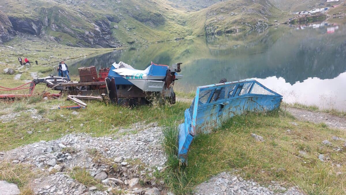 Epava unui ratrac abandonat strică peisajul de mai bine 20 de ani la Bâlea Lac. Turiștii reclamă că ”poluează locul” (foto)