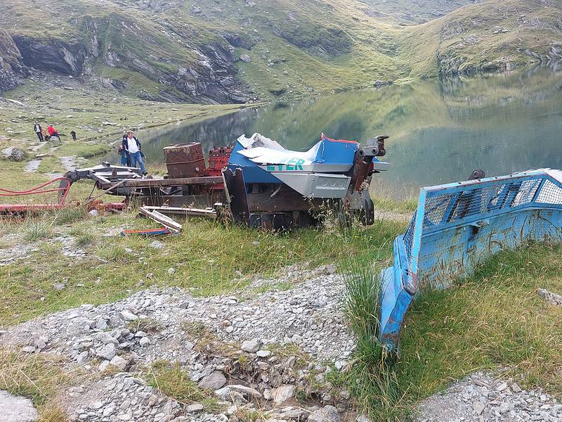 epava unui ratrac abandonat strică peisajul de mai bine 20 de ani la bâlea lac. turiștii reclamă că ”poluează locul” (foto)