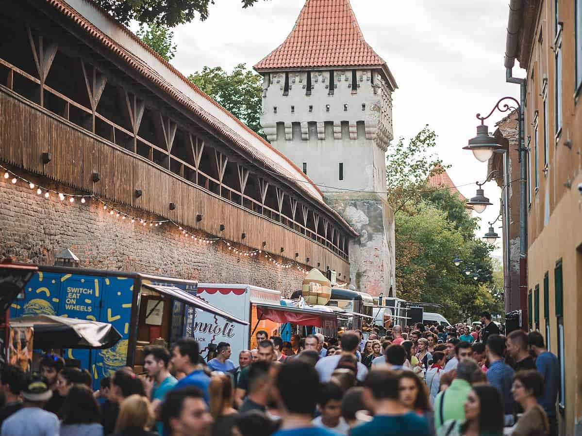 joi începe cel mai cunoscut street food festival din sibiu - zeci de food truck-uri vă dau întâlnire la ”foodie” pe strada cetății - distracție cât încape și pentru copii!