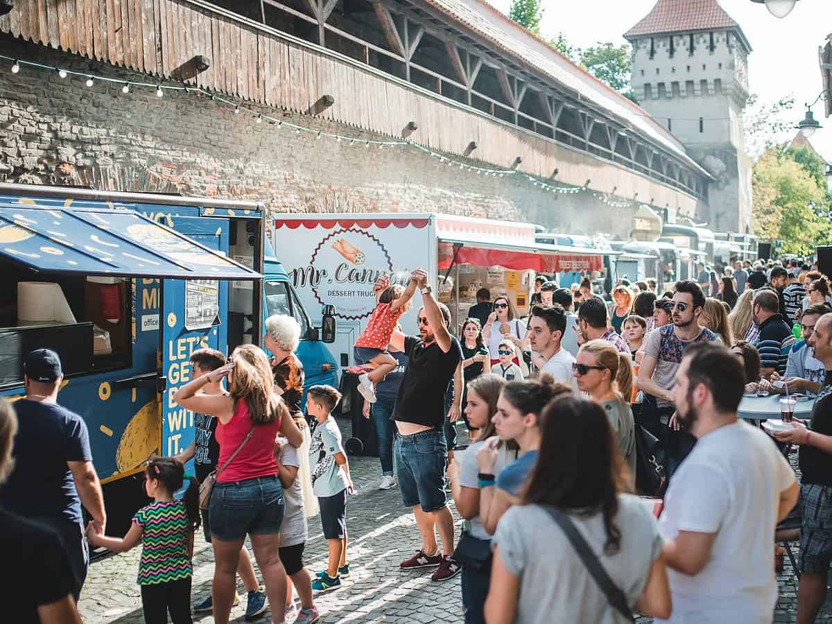 începe cel mai cunoscut festival de mâncare stradală din sibiu.  zeci de food truck-uri vă dau întâlnire la foodie, pe cea mai frumoasă stradă din oraș