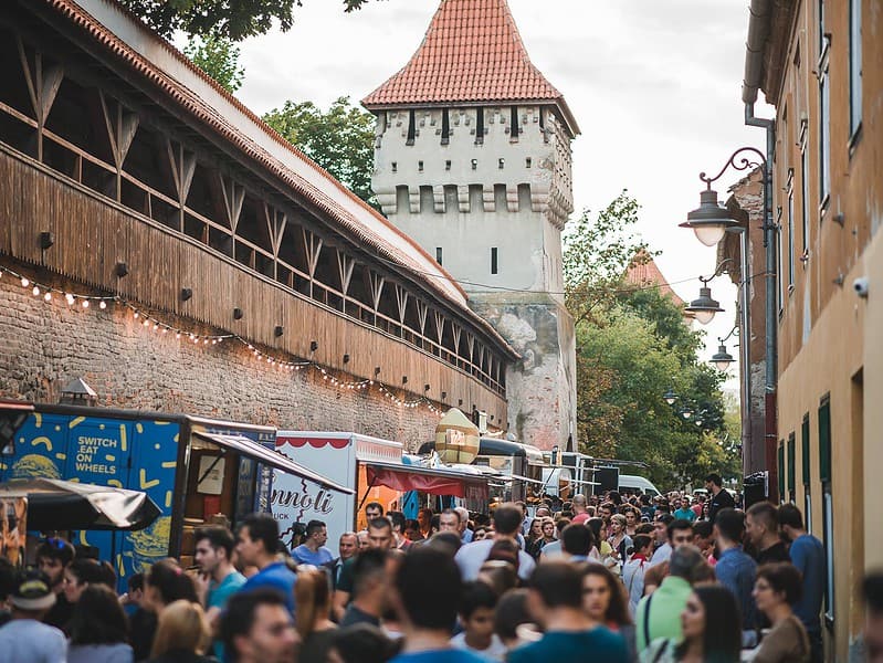 joi începe cel mai cunoscut street food festival din sibiu - zeci de food truck-uri vă dau întâlnire la ”foodie” pe strada cetății - distracție cât încape și pentru copii!