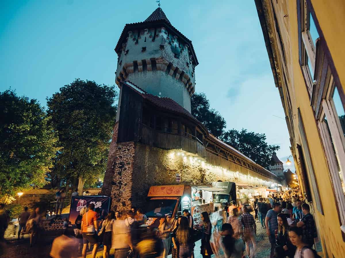 Încă un weekend animat la Sibiu. Delicii la FOODIE, cel mai așteptat street food festival din oraș, „Neon Party” la Cotton și meci pe Municipal