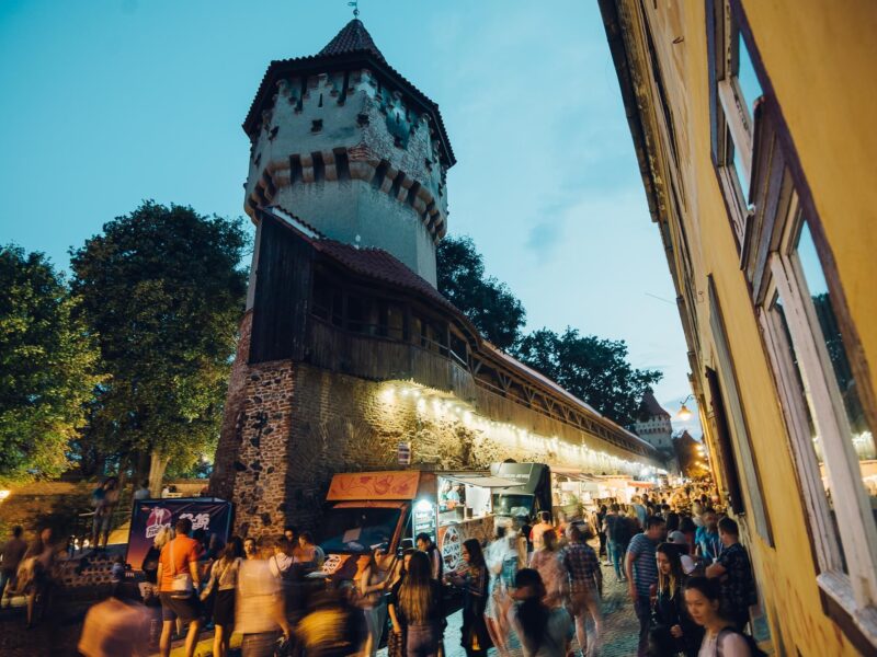 încă un weekend animat la sibiu. delicii la foodie, cel mai așteptat street food festival din oraș, „neon party” la cotton și meci pe municipal