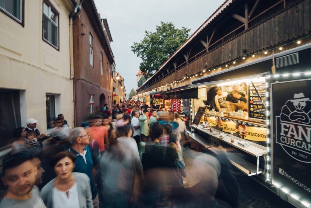 Încă un weekend animat la Sibiu. Delicii la FOODIE, cel mai așteptat street food festival din oraș, „Neon Party” la Cotton și meci pe Municipal