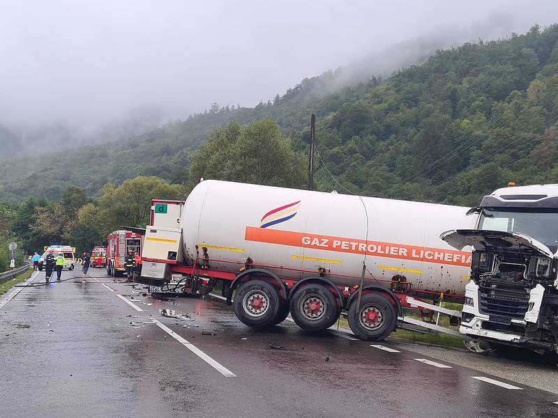 accident pe valea oltului: coliziune între o cisternă cu gpl și un tir. trafic blocat