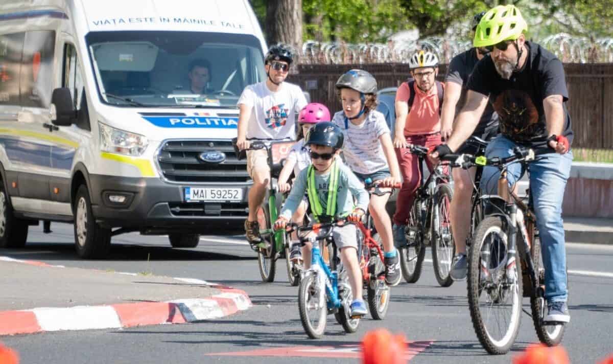 Revoluție în trafic la Sibiu. O mie de elevi, profesori și părinți provocați să meargă la scoală cu bicicleta