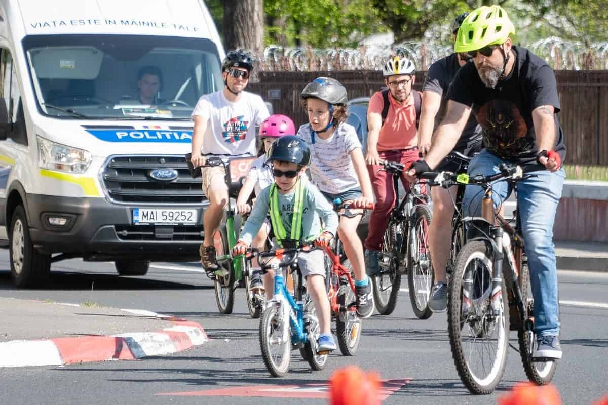 revoluție în trafic la sibiu. o mie de elevi, profesori și părinți provocați să meargă la scoală cu bicicleta