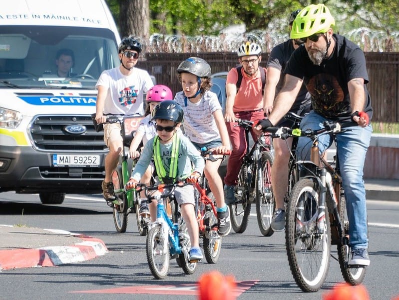 revoluție în trafic la sibiu. o mie de elevi, profesori și părinți provocați să meargă la scoală cu bicicleta