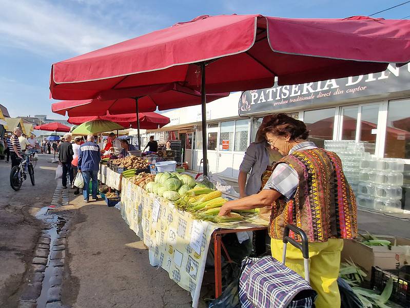 vânzătoare bătută în piața cibin de un vecin de tarabă