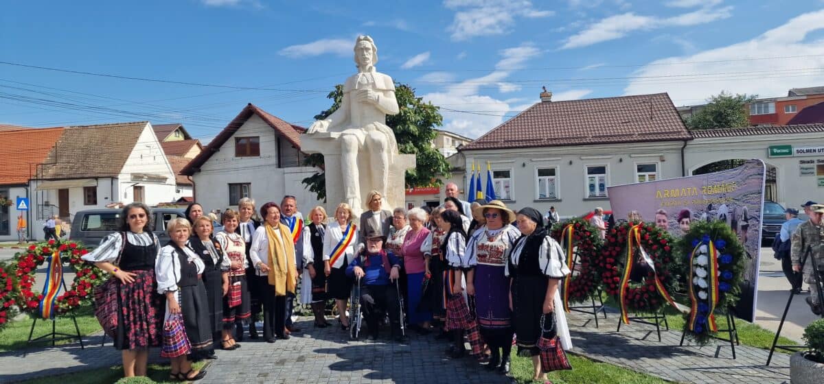 Fosta statuie a lui Gheorghe Lazăr din Piaţa Mare a Sibiului, mutată la Avrig. Sute de oameni veniţi să o vadă (video)