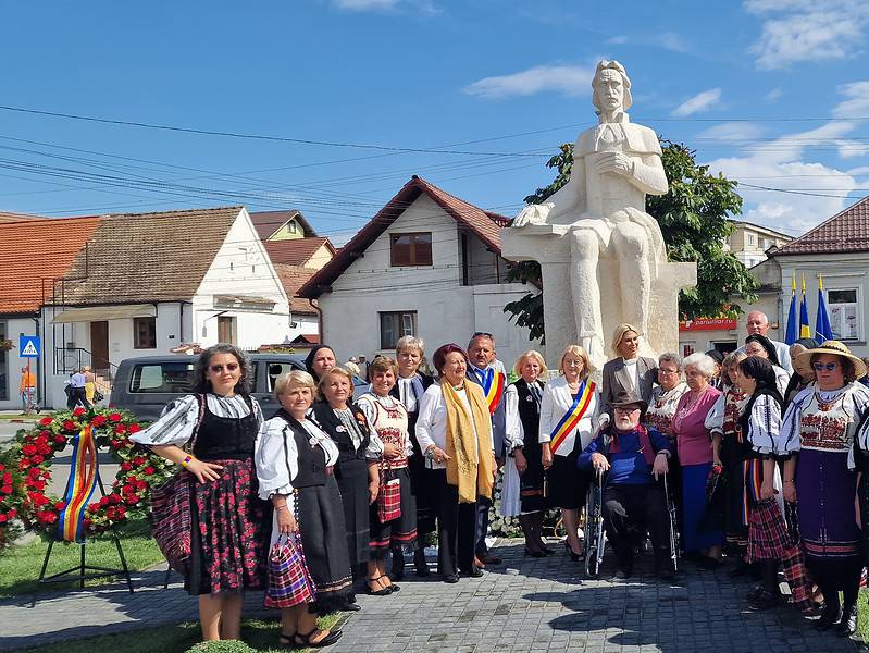 fosta statuie a lui gheorghe lazăr din piaţa mare a sibiului, mutată la avrig. sute de oameni veniţi să o vadă (video)