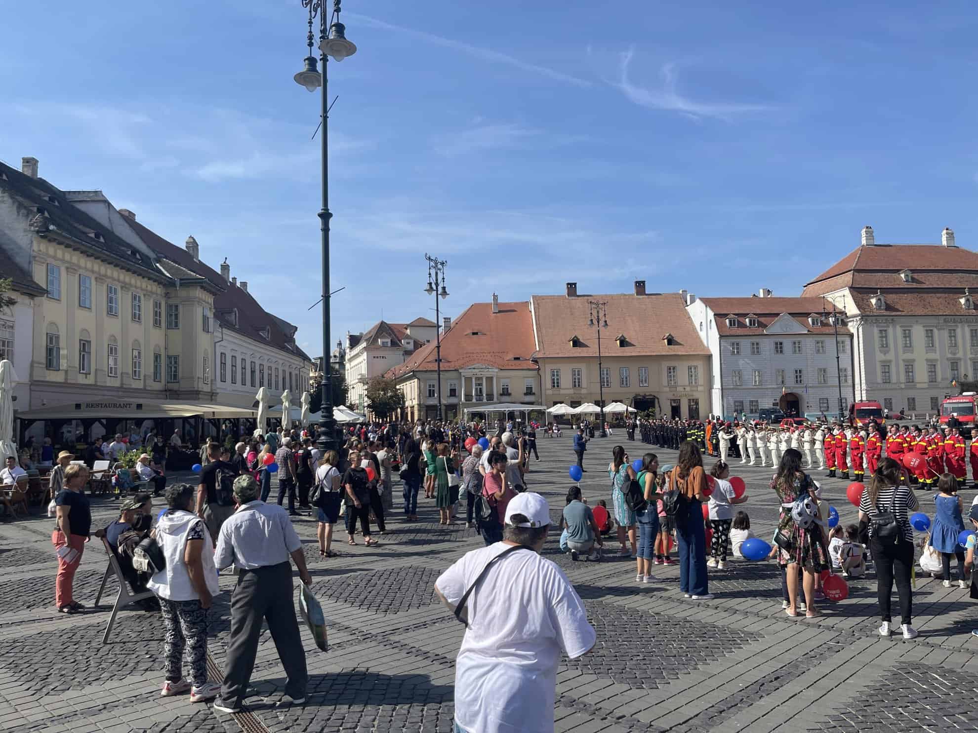 pompierul anului la sibiu, premiat în cadru festiv în piața mare. intervențiile sale eroice au salvat vieți (video)