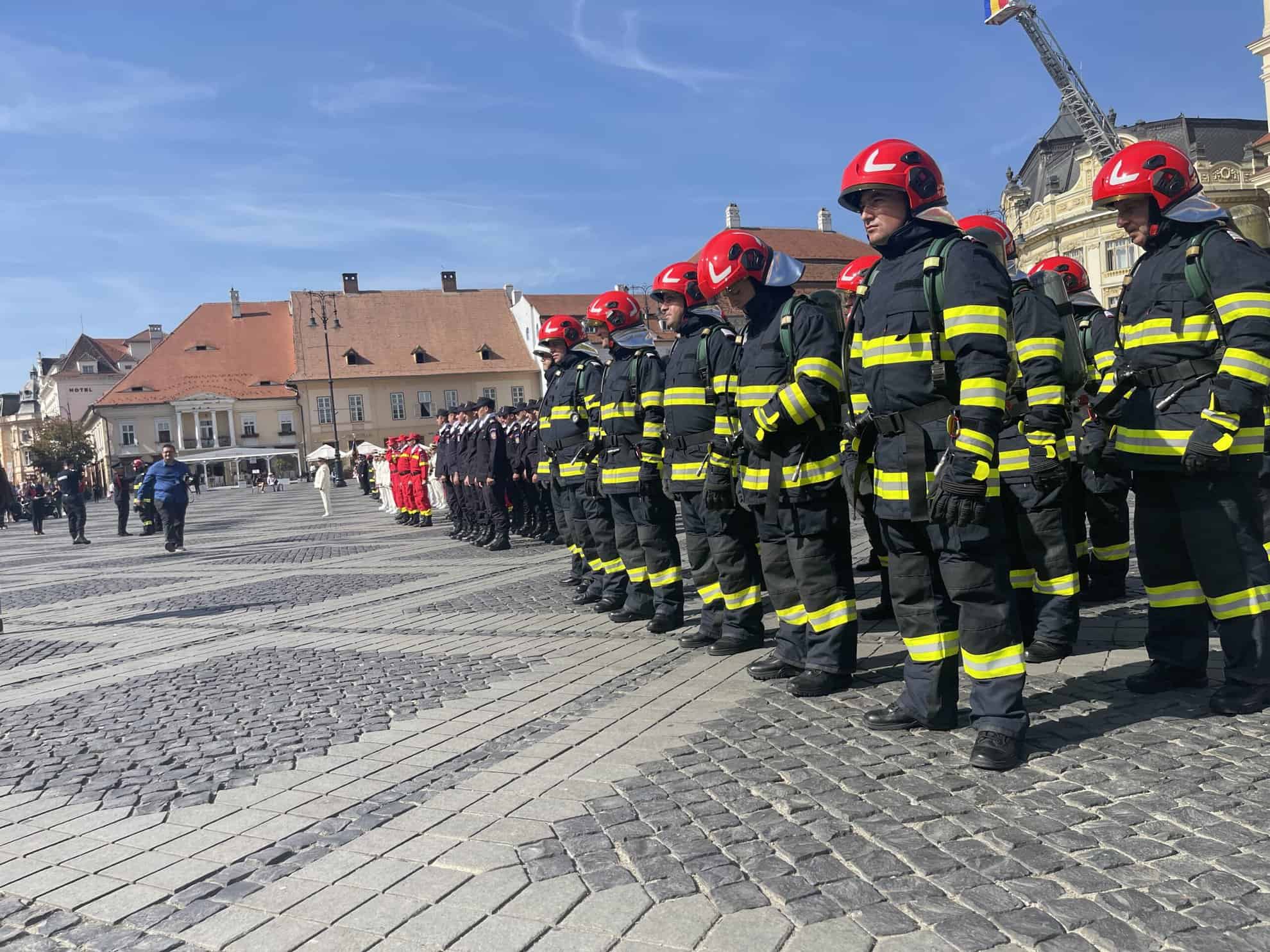 pompierul anului la sibiu, premiat în cadru festiv în piața mare. intervențiile sale eroice au salvat vieți (video)