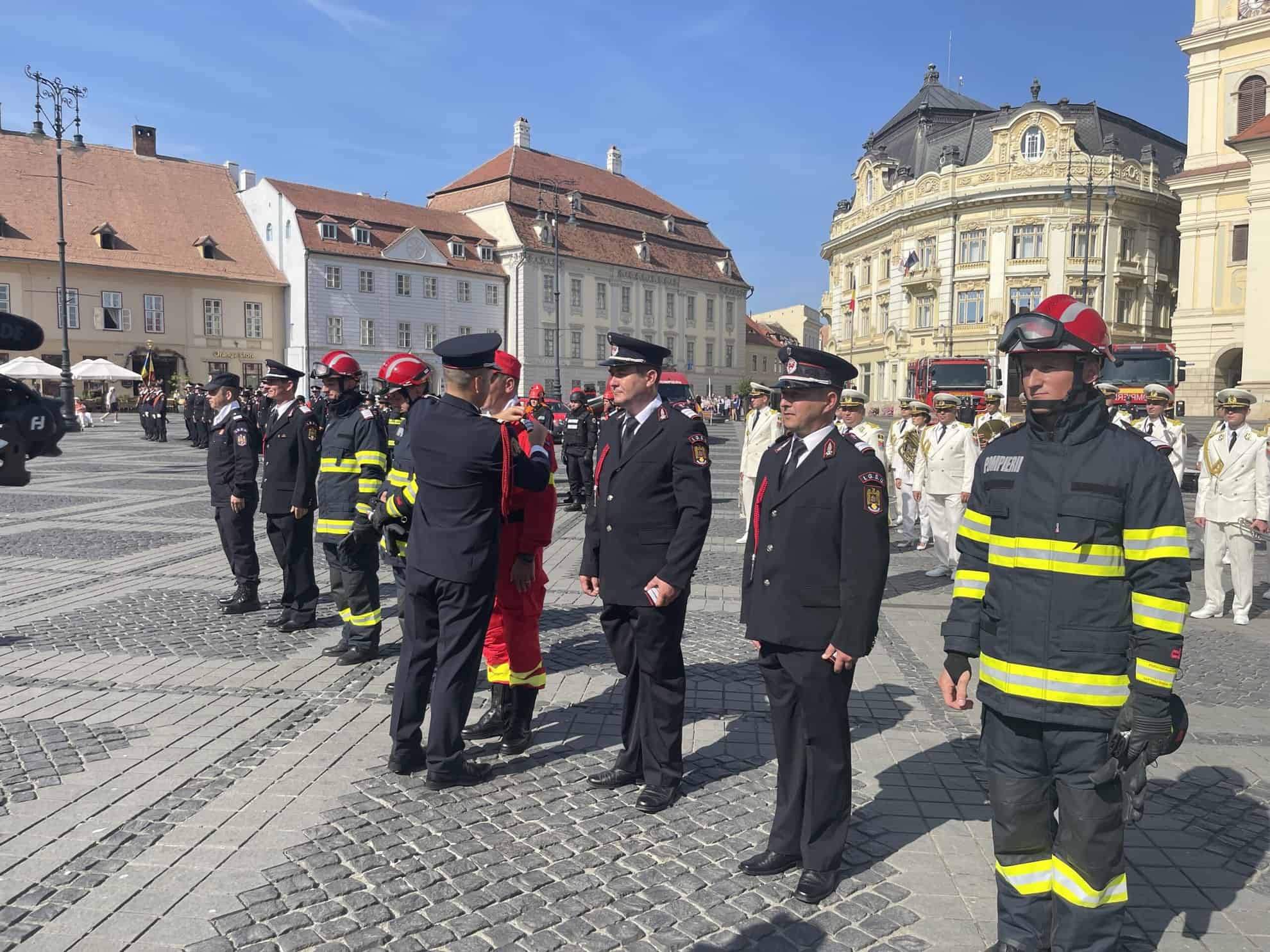 pompierul anului la sibiu, premiat în cadru festiv în piața mare. intervențiile sale eroice au salvat vieți (video)