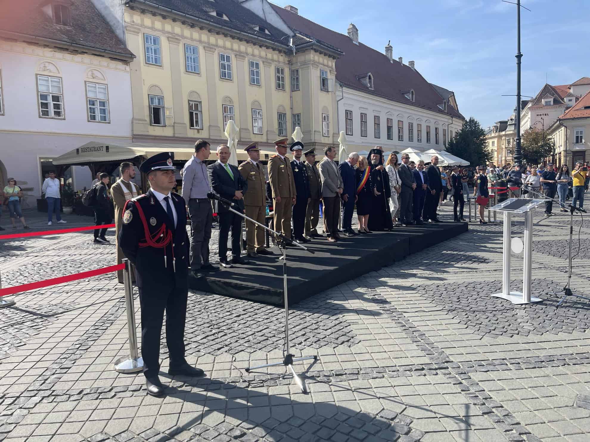 pompierul anului la sibiu, premiat în cadru festiv în piața mare. intervențiile sale eroice au salvat vieți (video)