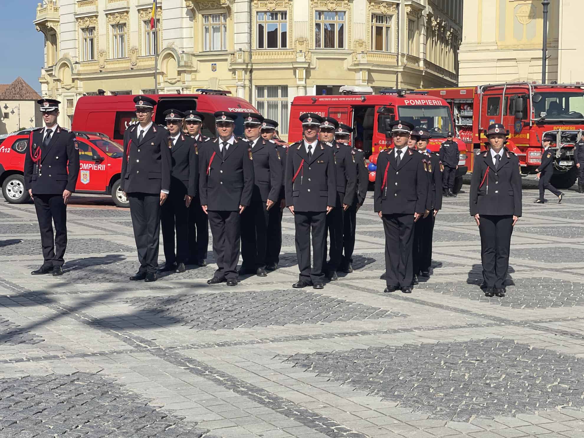 pompierul anului la sibiu, premiat în cadru festiv în piața mare. intervențiile sale eroice au salvat vieți (video)