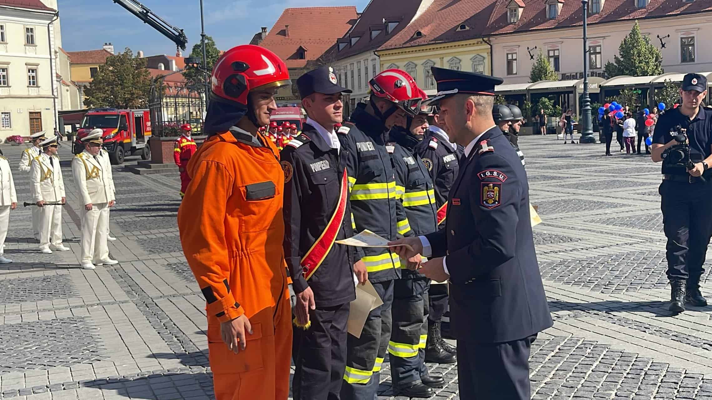 pompierul anului la sibiu, premiat în cadru festiv în piața mare. intervențiile sale eroice au salvat vieți (video)