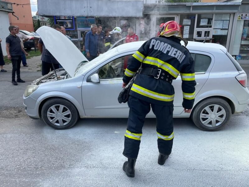 incendiu la o mașină în mediaș. ieșea fum de sub capotă