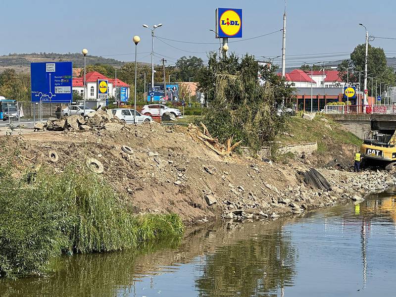 conexiune între pista de biciclete din cartierul reșița și cea de pe malul cibinului. trece pe sub podul de pe rusciorului