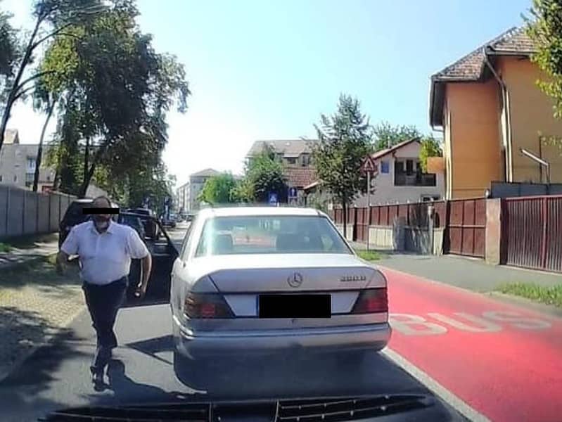 șoferiță șicanată în trafic, pe calea cisnădiei. un bărbat a oprit mașina în fața ei și a încercat să îi deschidă ușa (video)