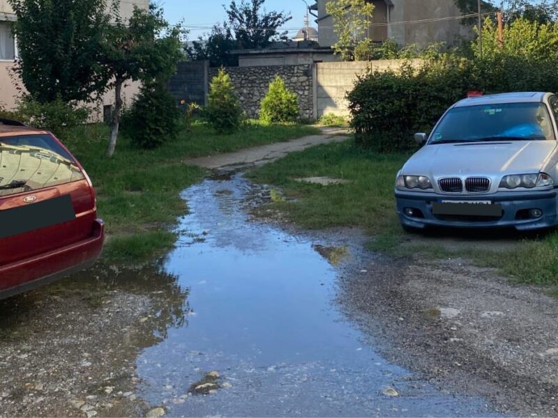 țeavă de apă spartă, pe strada lungă. zona a fost inundată