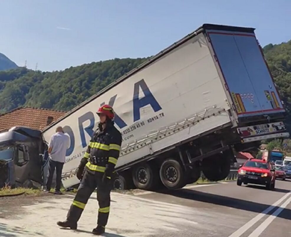 Un șofer turc a intrat cu TIR-ul într-un cap de pod pe Valea Oltului(video)