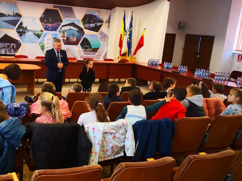 elevii din mediaș au vizitat primăria, biblioteca și muzeul în ”școala altfel” (foto)