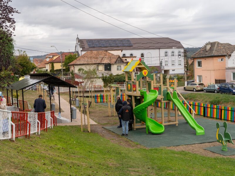 loc de joacă nou, amenajat în cartierul moșnei din mediaș (foto, video)