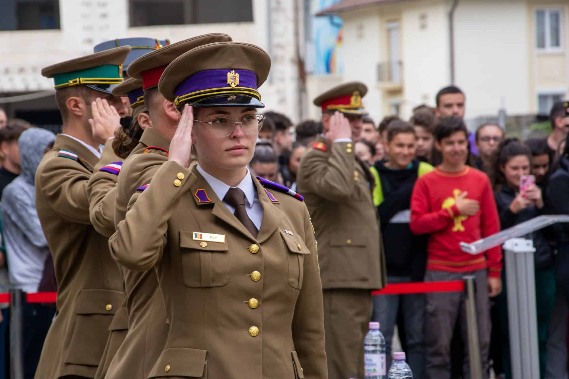 Ziua Armatei României la Colegiul Economic din Sibiu. Elevii au avut parte și de un concert de muzică militară (foto)