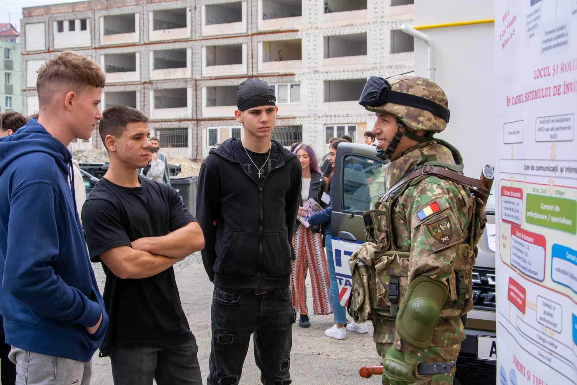 Ziua Armatei României la Colegiul Economic din Sibiu. Elevii au avut parte și de un concert de muzică militară (foto)