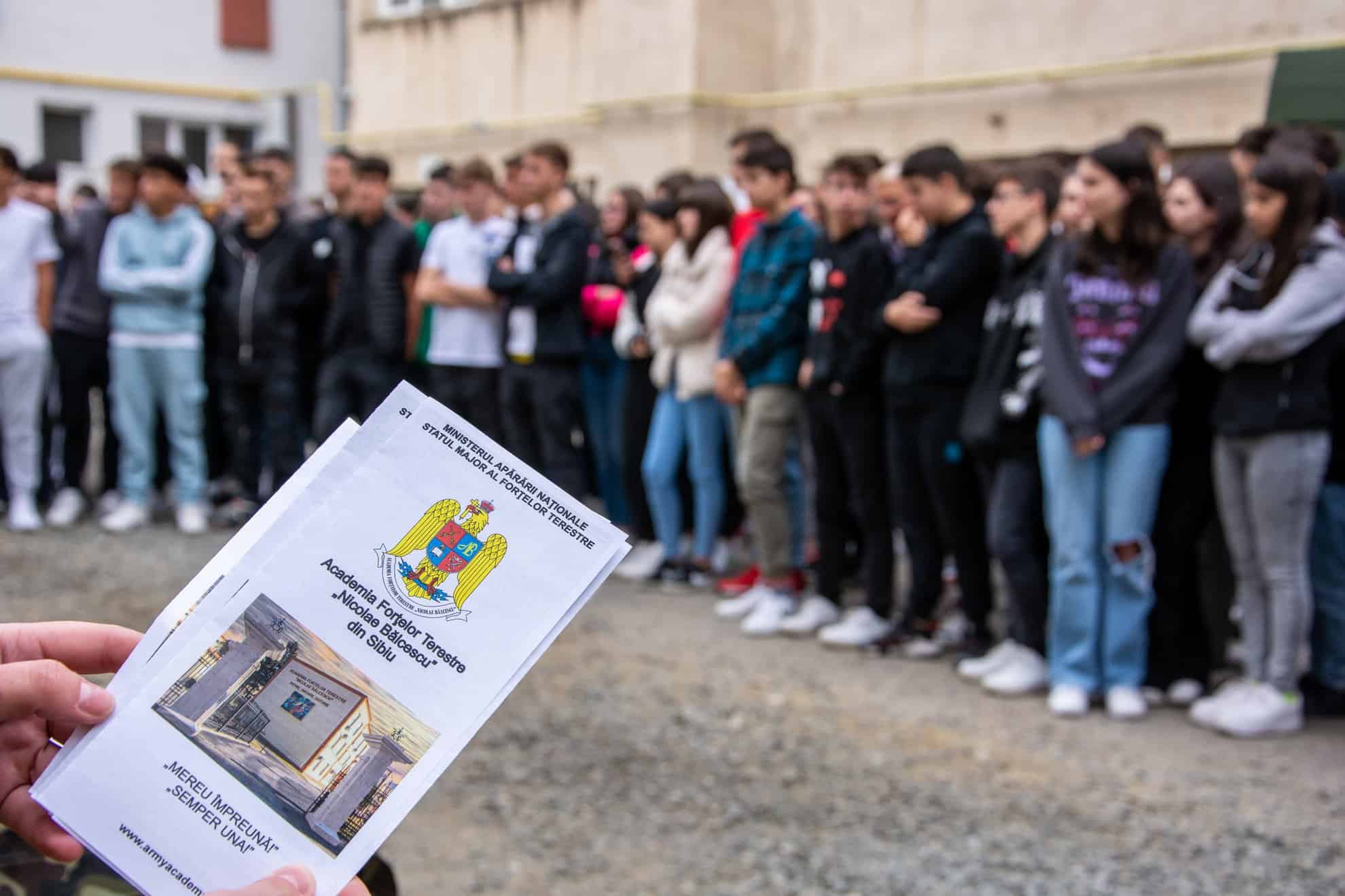 Ziua Armatei României la Colegiul Economic din Sibiu. Elevii au avut parte și de un concert de muzică militară (foto)