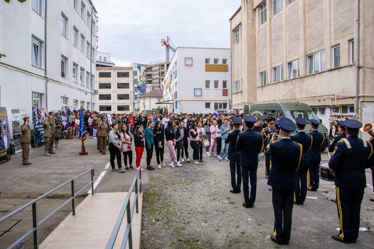 Ziua Armatei României la Colegiul Economic din Sibiu. Elevii au avut parte și de un concert de muzică militară (foto)