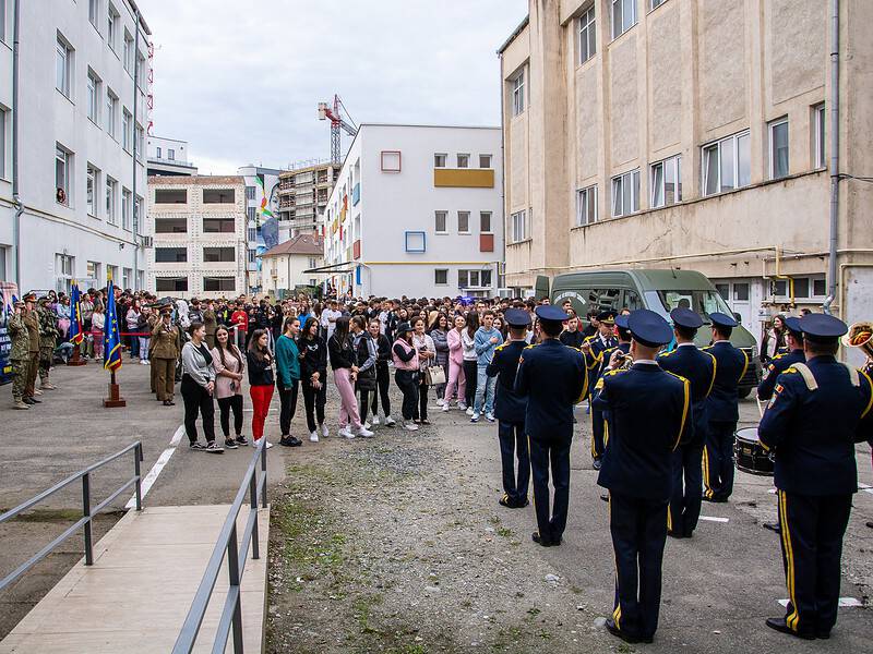 ziua armatei româniei la colegiul economic din sibiu. elevii au avut parte și de un concert de muzică militară (foto)