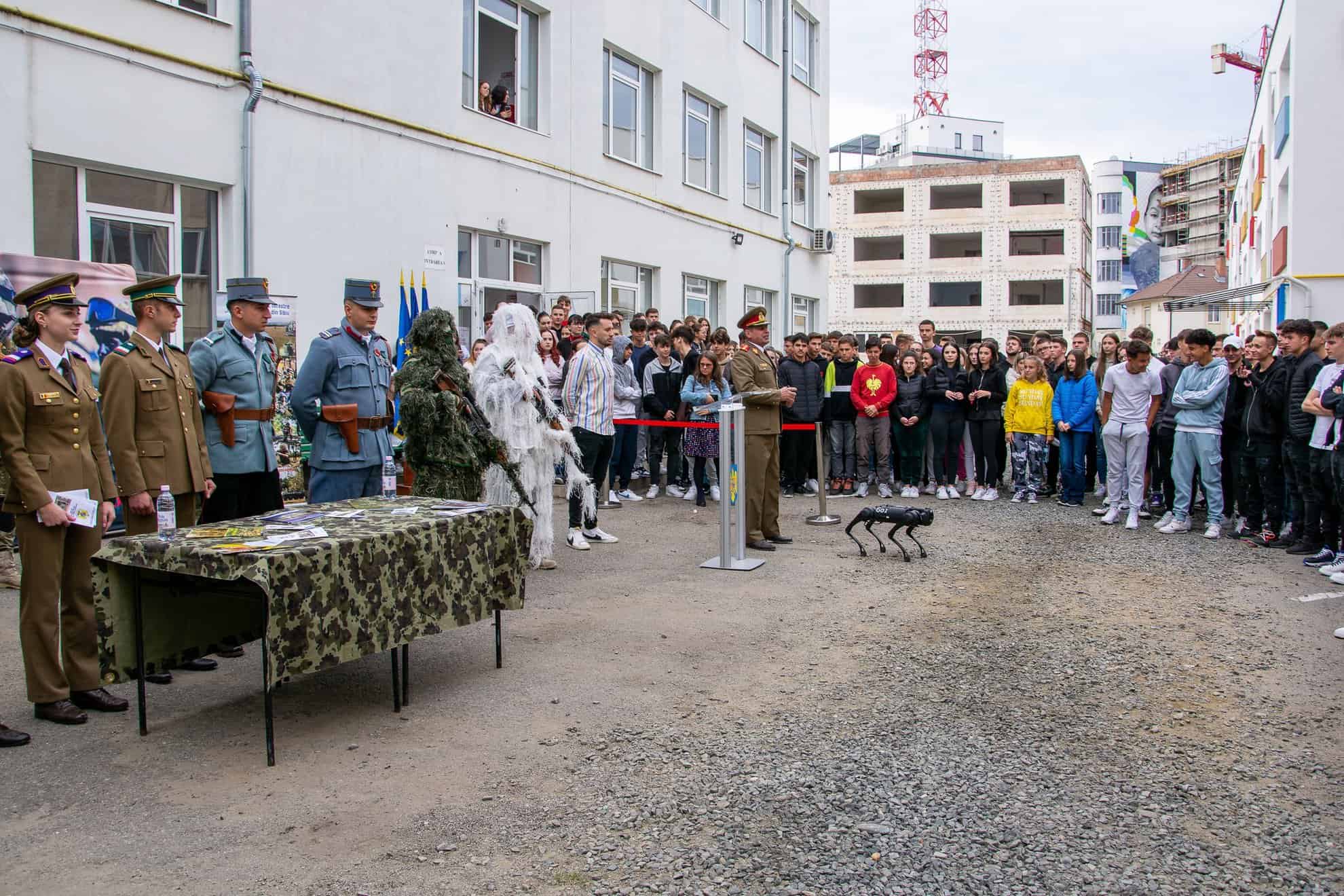 Ziua Armatei României la Colegiul Economic din Sibiu. Elevii au avut parte și de un concert de muzică militară (foto)