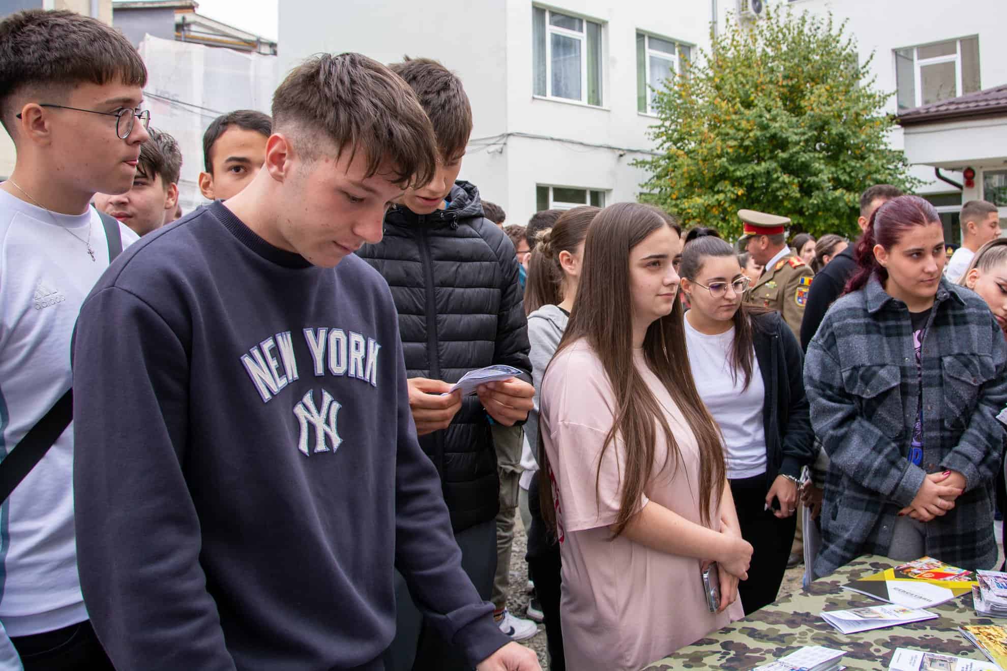 Ziua Armatei României la Colegiul Economic din Sibiu. Elevii au avut parte și de un concert de muzică militară (foto)