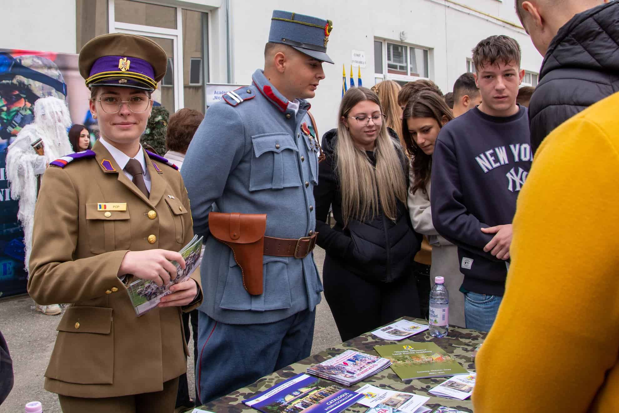 Ziua Armatei României la Colegiul Economic din Sibiu. Elevii au avut parte și de un concert de muzică militară (foto)