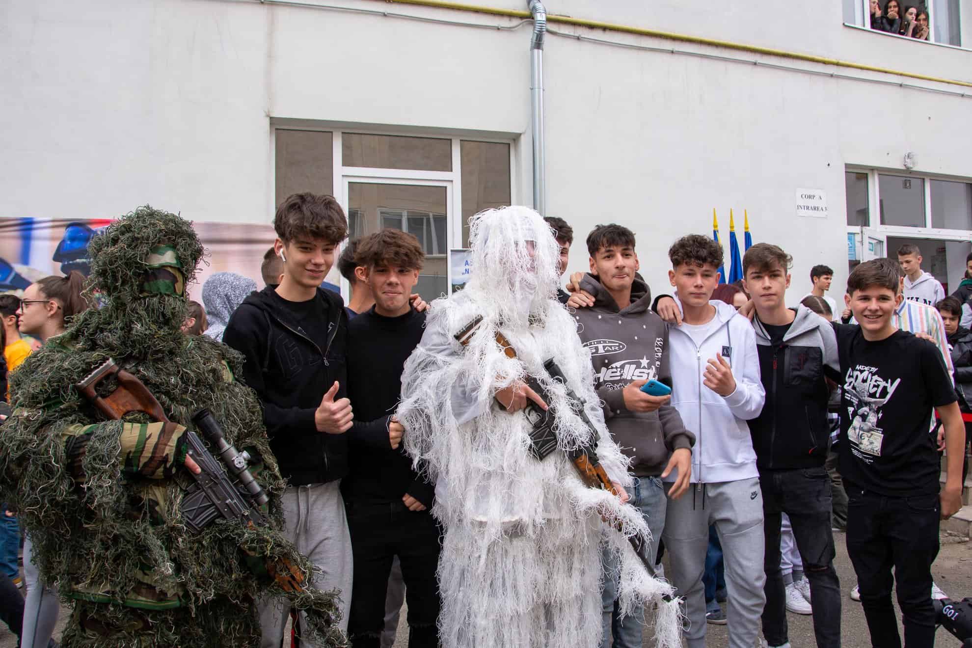 Ziua Armatei României la Colegiul Economic din Sibiu. Elevii au avut parte și de un concert de muzică militară (foto)