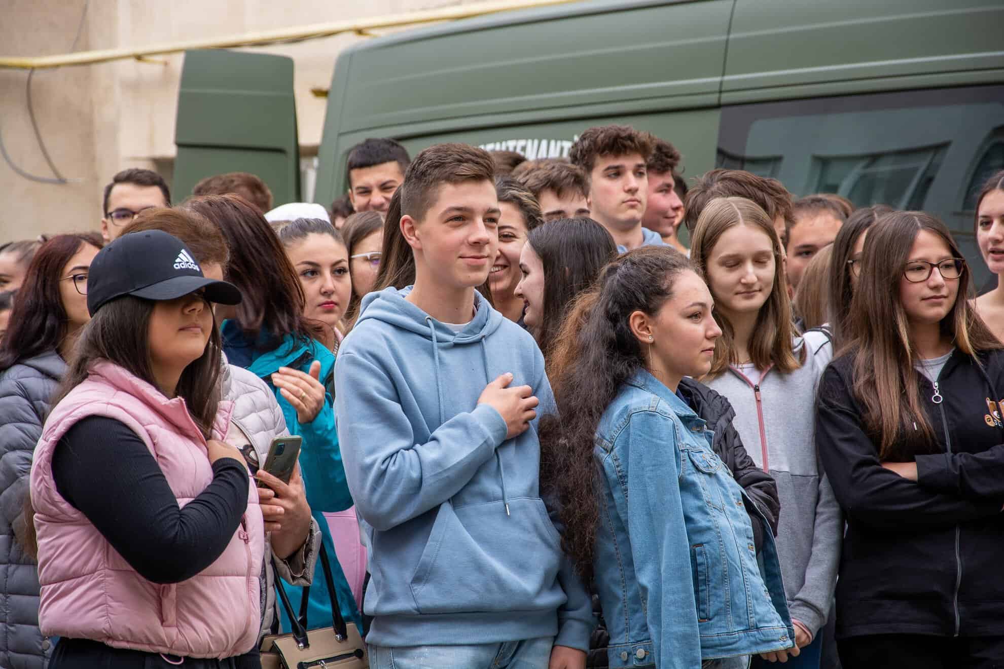 Ziua Armatei României la Colegiul Economic din Sibiu. Elevii au avut parte și de un concert de muzică militară (foto)