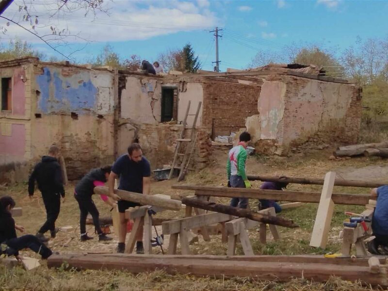 ambulanța pentru monumente restaurează o casă tradițională din alțâna (foto)