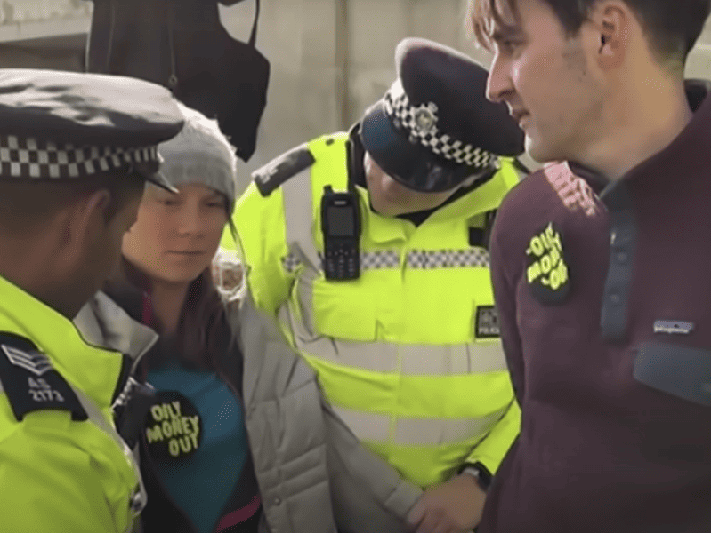 greta thunberg arestată la londra într-un protest contra industriei petrolului (video)