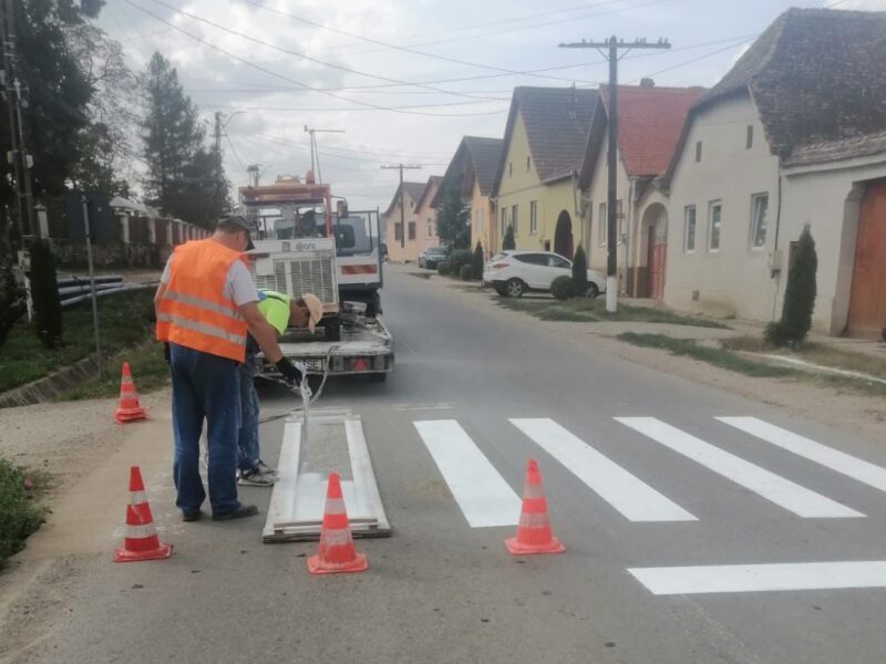 drumurile județene din sibiu, în curs de modernizare. se refac marcajele rutiere și se plombează gropile (foto)