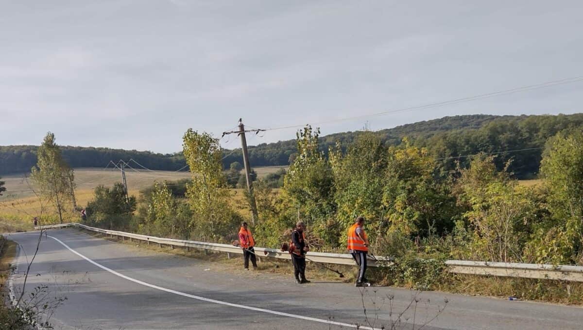 Lucrări de întreținere și reparații pe drumuri județene din Sibiu. Se montează parapeți metalici noi între Rășinari și Păltiniș