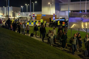 incendiu de proporții pe aeroportul luton din londra. toate zborurile au fost suspendate (video)