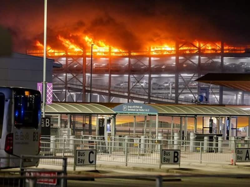 incendiu de proporții pe aeroportul luton din londra. toate zborurile au fost suspendate (video)