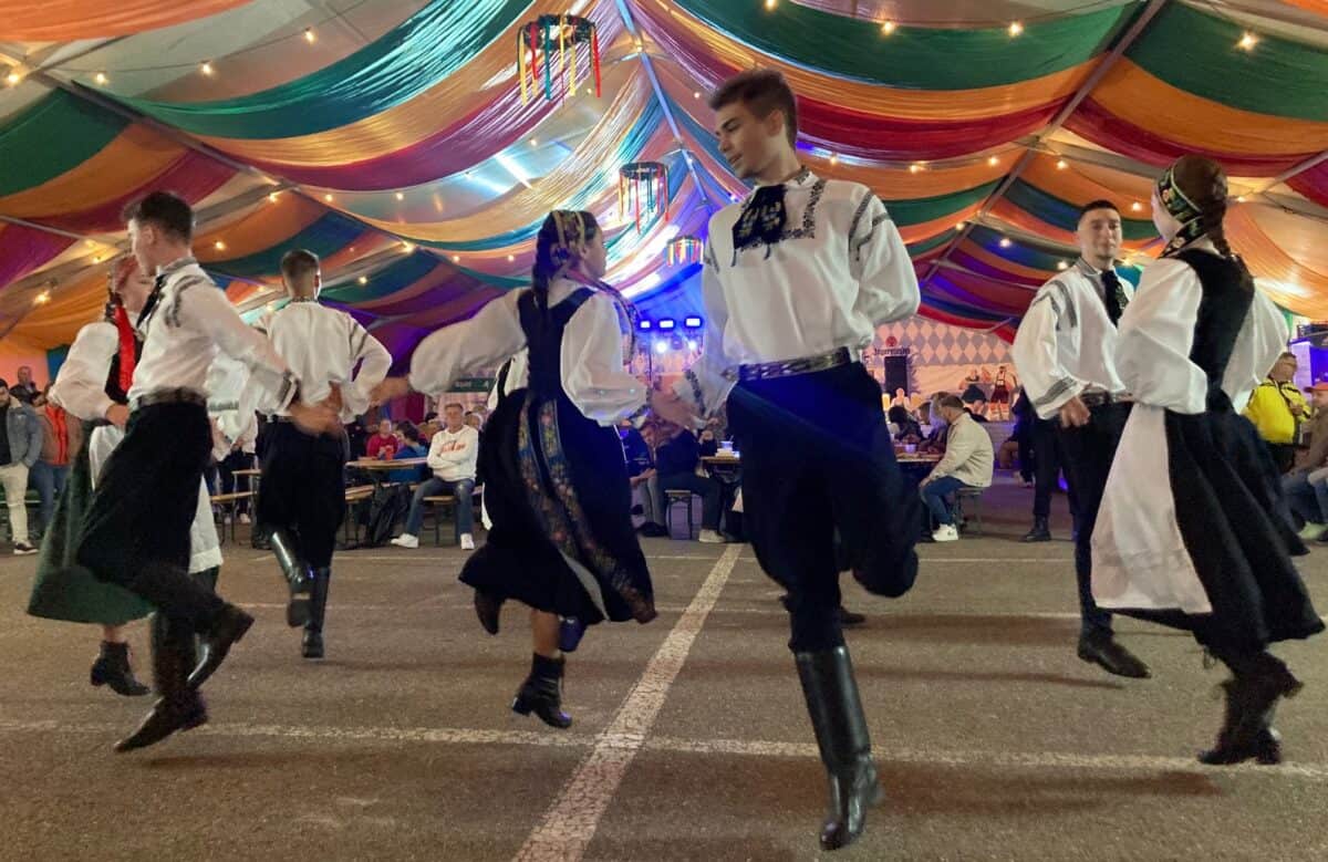 Târgul Obor din Sibiu se transformă într-o oază bavareză. Weekend de Oktoberfest