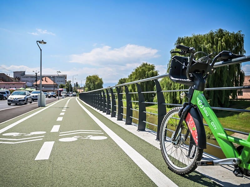 femeie rănită după ce a căzut cu bicicleta pe pista de pe malul cibinului