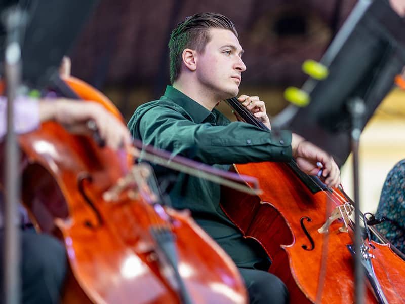 descoperă magia violoncelului. ștefan cazacu invită sibienii la un concert educațional la sala thaila