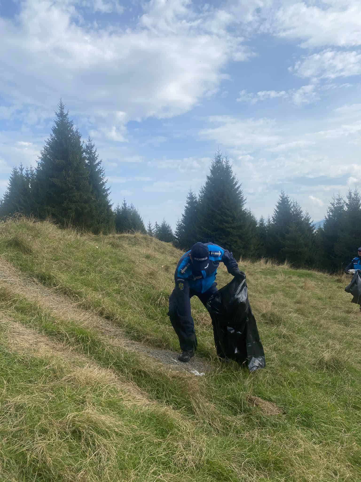 Jandarmii sibieni au strâns gunoaiele din zona Bâlea și Păltiniș de Ziua Jandarmeriei Montane (foto)