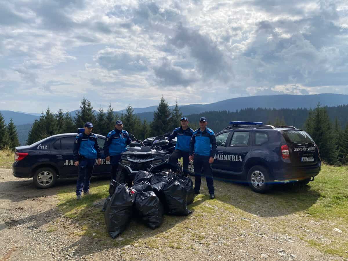 Jandarmii sibieni au strâns gunoaiele din zona Bâlea și Păltiniș de Ziua Jandarmeriei Montane (foto)