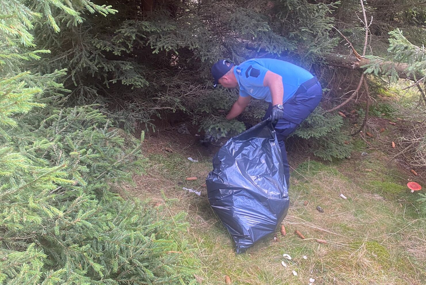 Jandarmii sibieni au strâns gunoaiele din zona Bâlea și Păltiniș de Ziua Jandarmeriei Montane (foto)